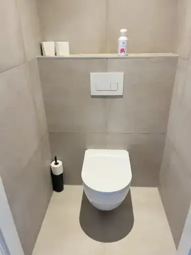 betonlook tegel bij toiletrenovatie