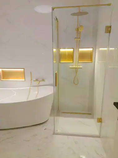 luxe badkamerrenovatie den bosch met marmer ligbad en douche