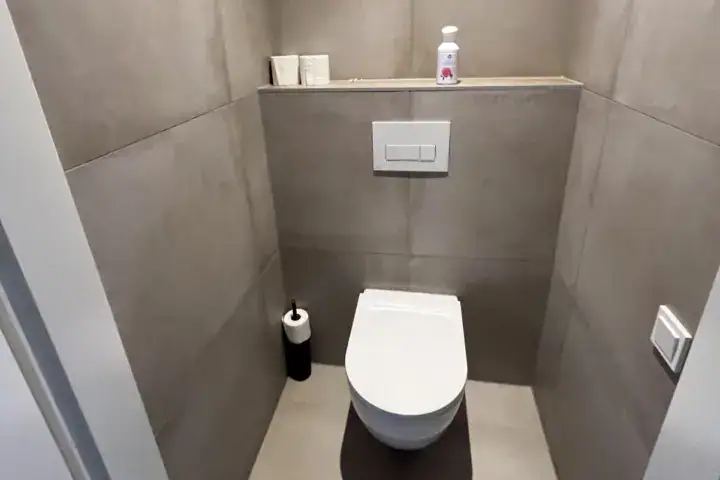 Toiletrenovatie betonlook tegels